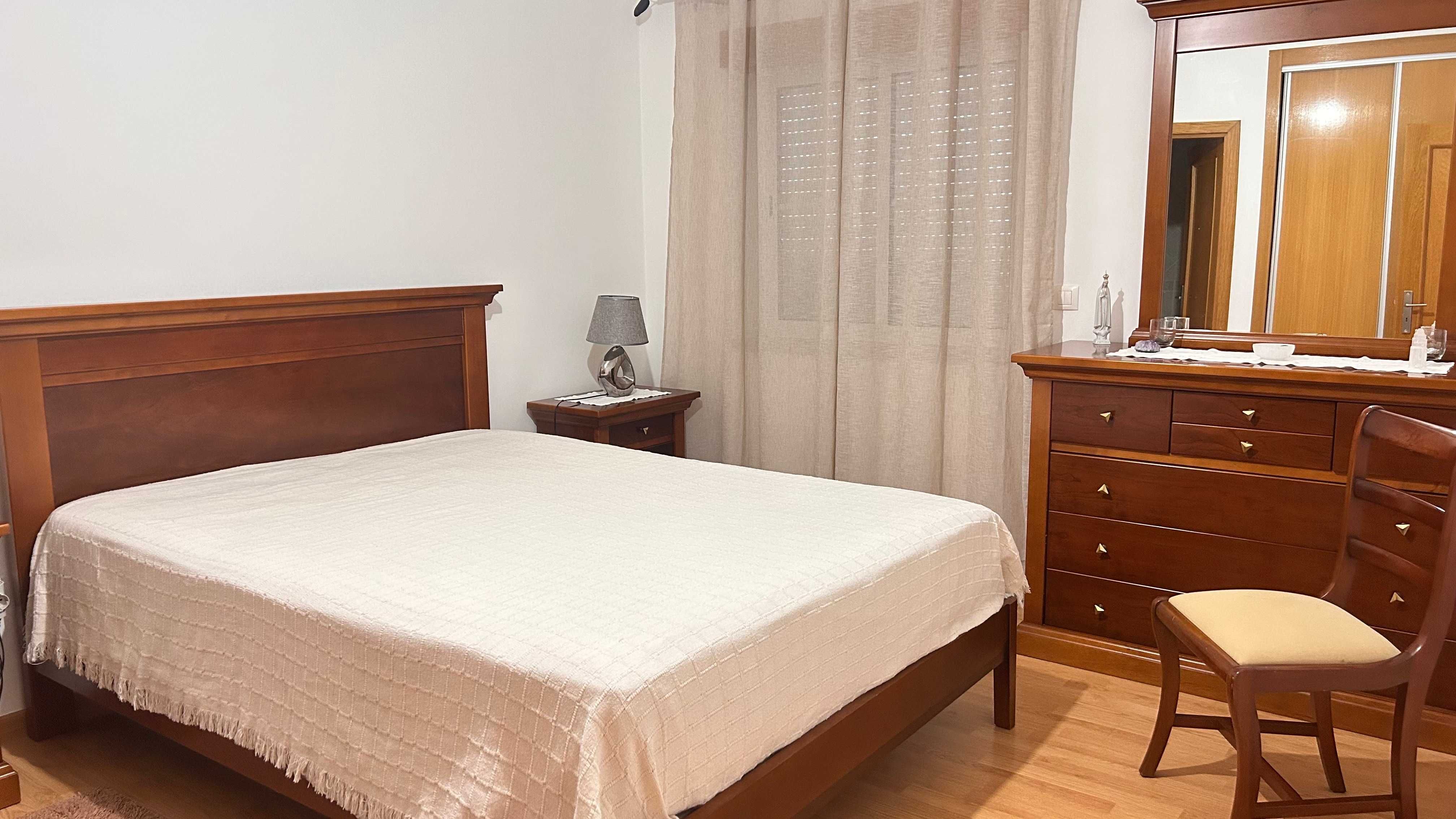 Quarto clássico de casal em madeira maciça de cerejeira-em bom estado