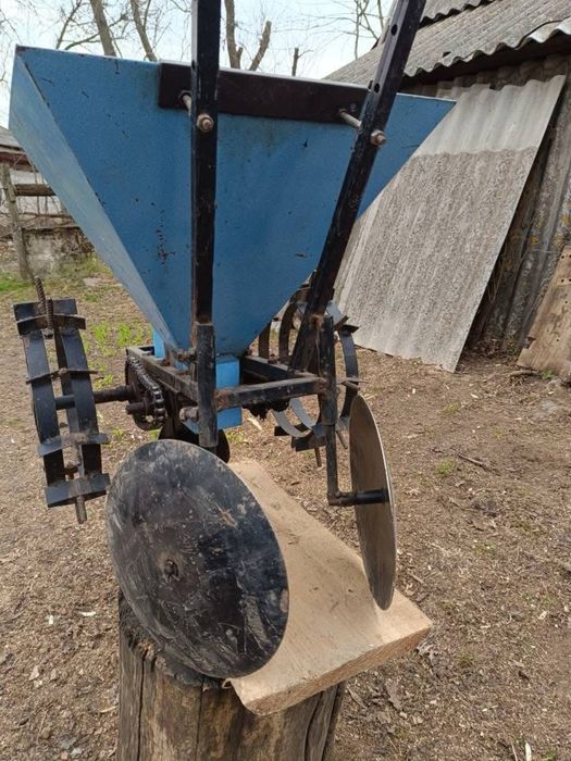 Продам картоплесажалку мотоблочну