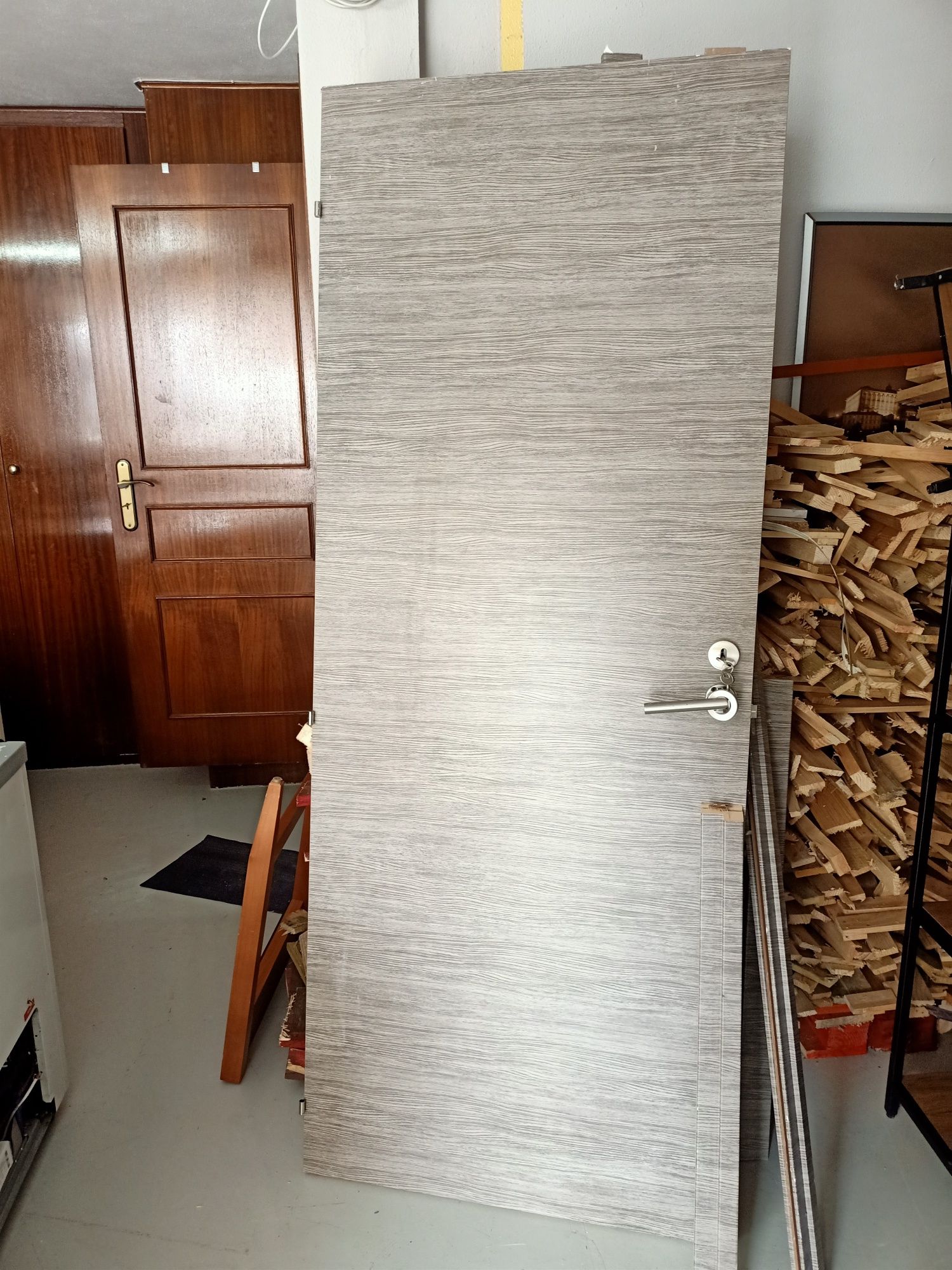 Porta com guarnições e moldura