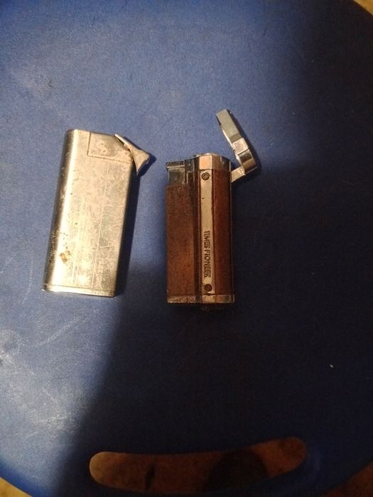 Зажигалки две под восстановления всё как на фото.