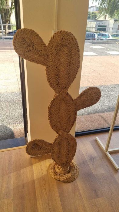 Cato decorativo em vime