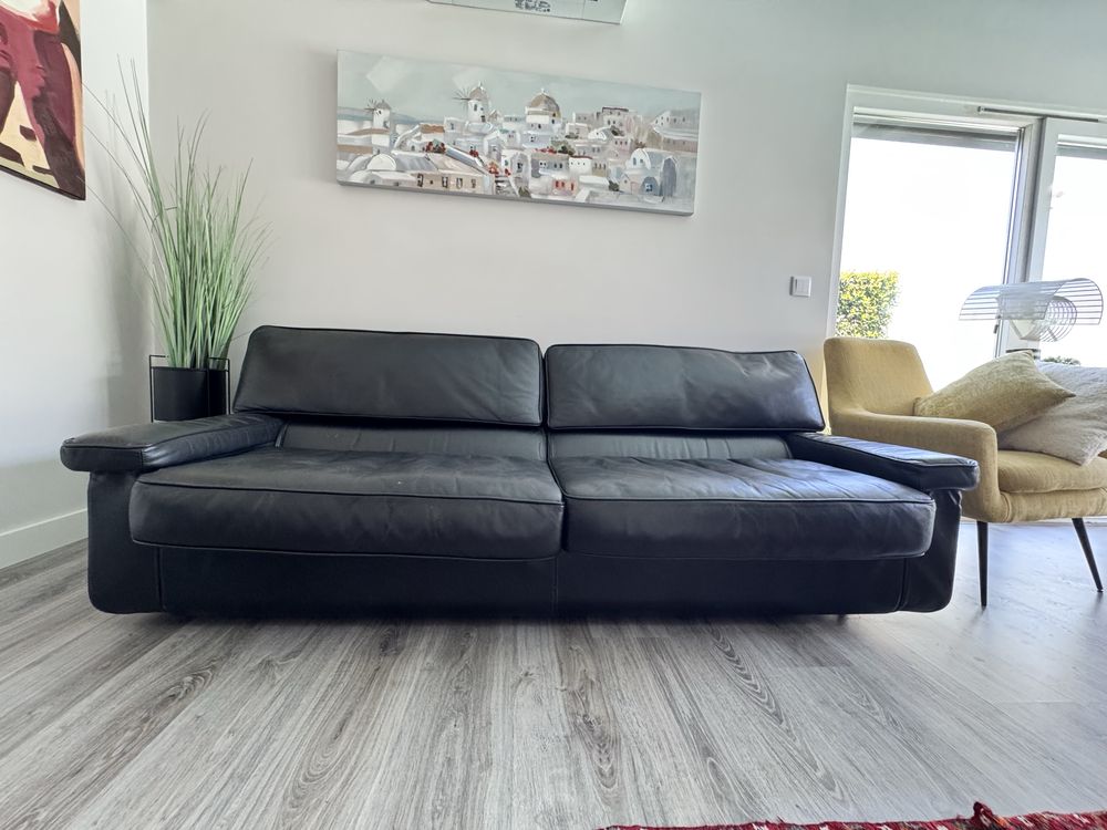 Sofa em pele preta da Cassina