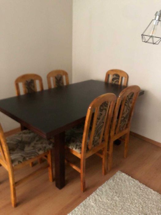 Stół z 8 krzesłami drewnianymi