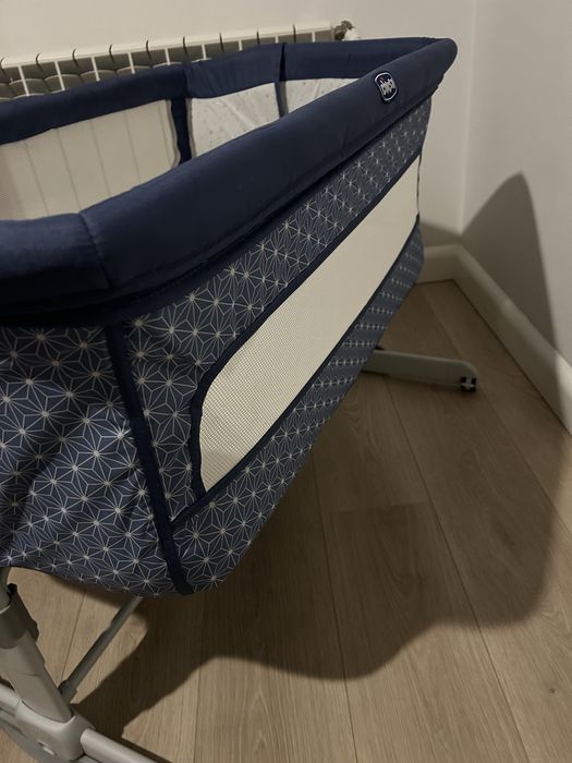 Łóżeczko Chicco Next2Me granatowe plus prześcieradła