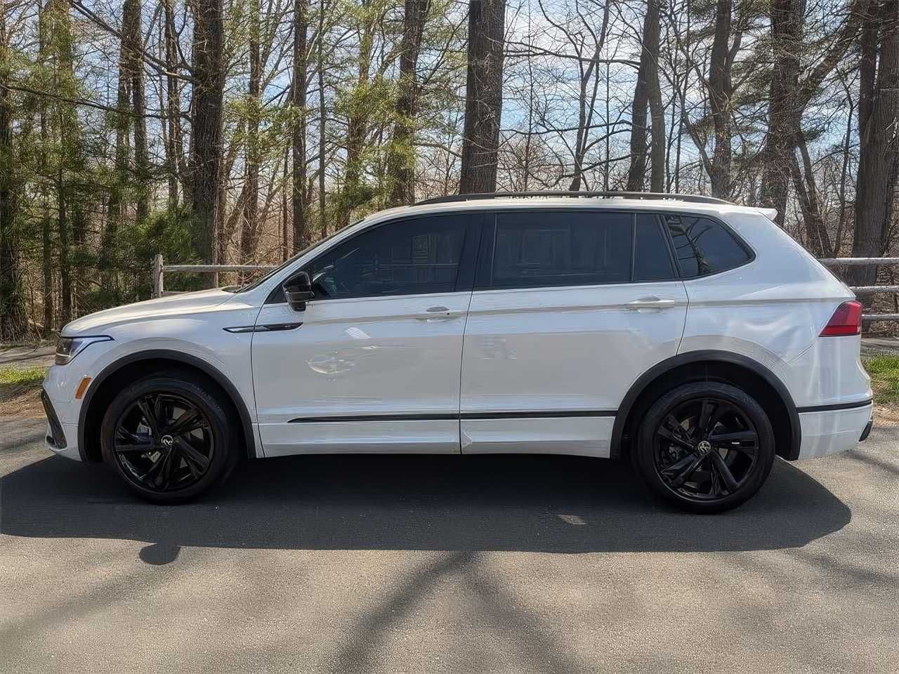 2023 Volkswagen Tiguan SE R-Line Black