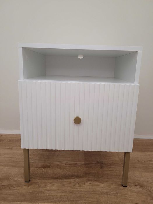 Biała szafka nocna ryflowana Viena z szufladą, złote nogi