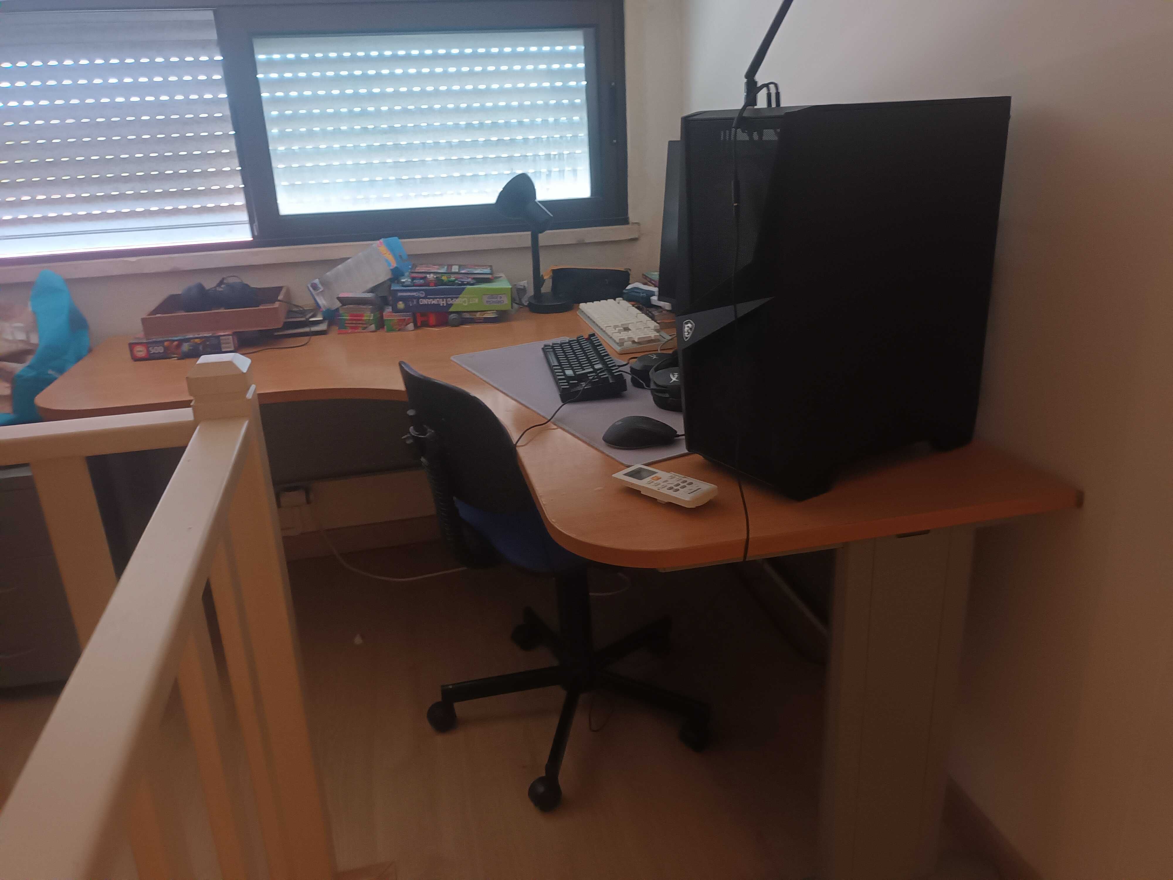 Vende-se Secretária de Escritório em L com módulo de gavetas