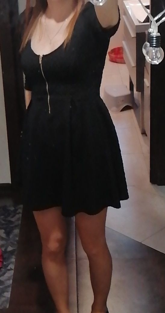 Sukienka czarna rozkloszowana Bershka