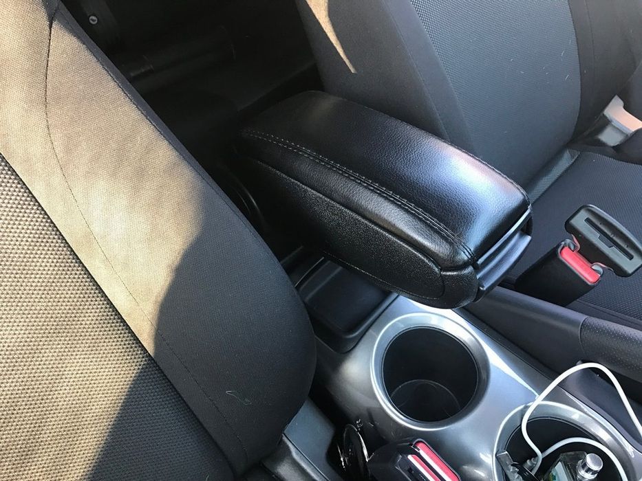Nissan Juke Підлокітник