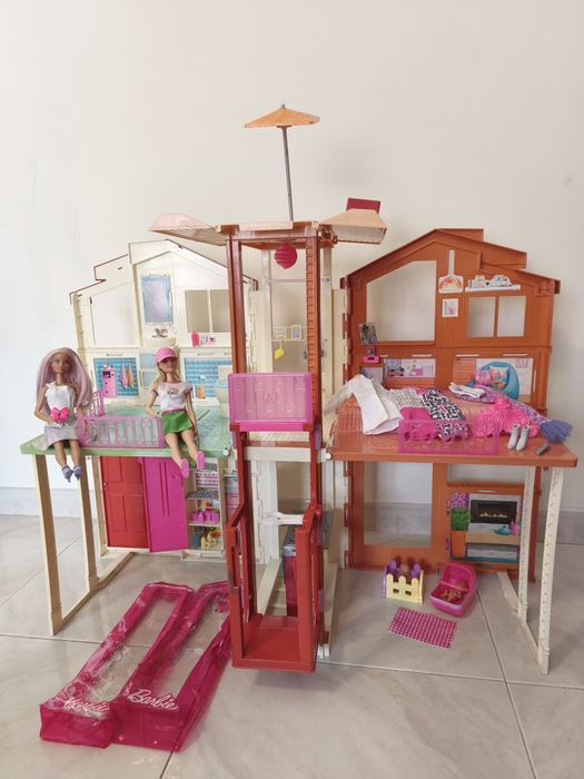 Casa da Barbie com bonecas e acessórios