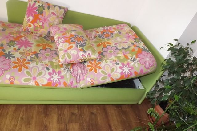 Łóżko z pojemnikiem na pościel + poduszki