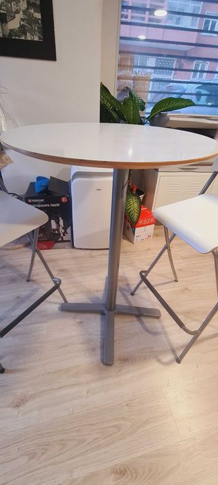 Conjunto mesa e cadeiras/bancos de bar (altos)- em perfeiro estado