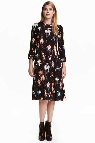 Vestido midi preto com padrão floral da H&M Tam 38