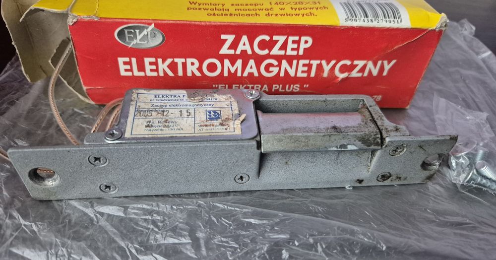 Zaczep elektromagnetyczny do zdalnego otwierania drzwi lub furtek