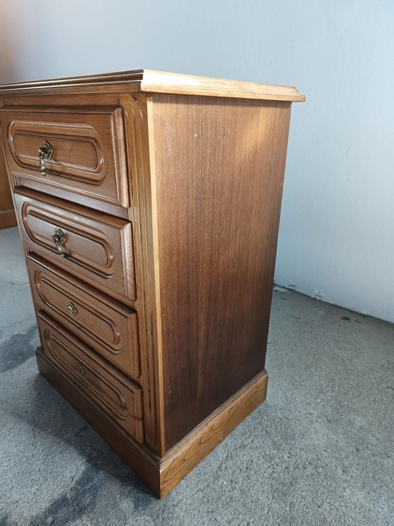 Quarto castanho com colchão
