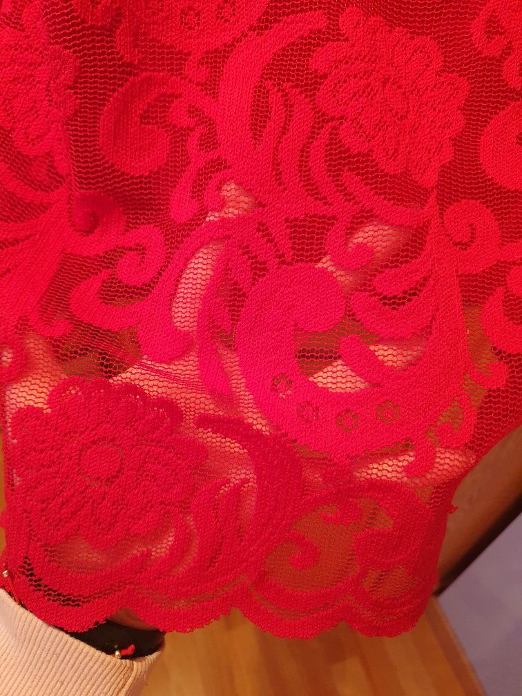 Czerwona spódnica koronkowa