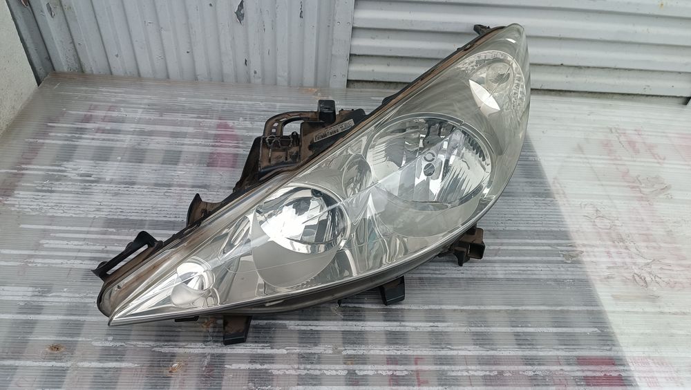 Vendo farol esquerdo de Peugeot 207 ano 2006/09