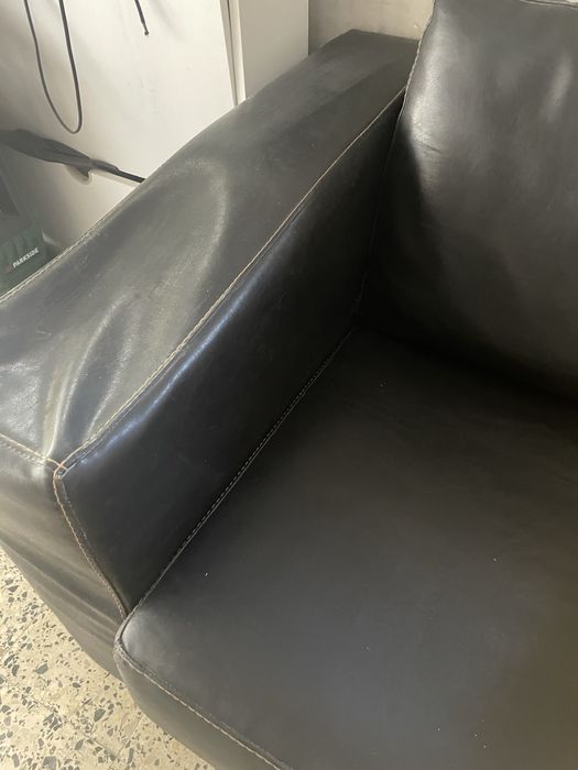 Sofá em pele preto