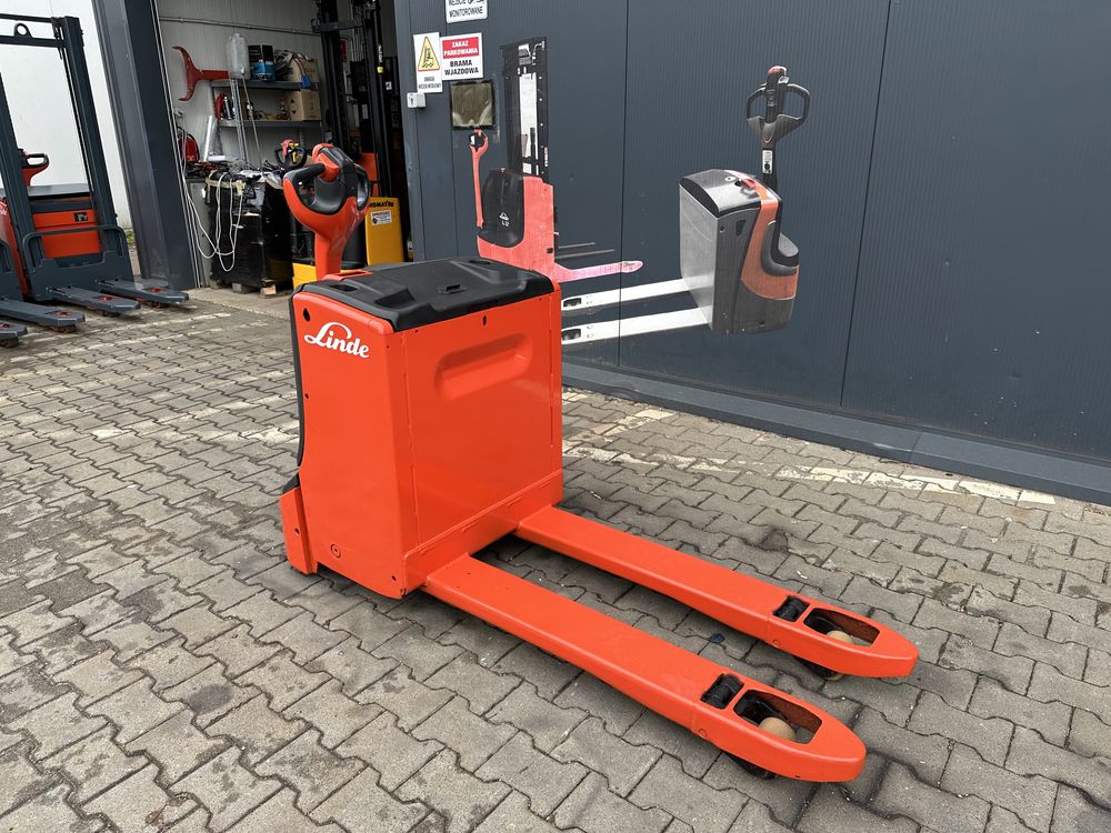 Paleciak elektryczny Linde T 18 z 2015 r wózek paletowy