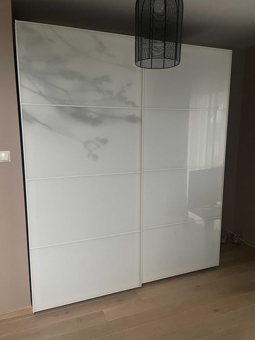 Szafa z drzwiami przesuwnymi Ikea