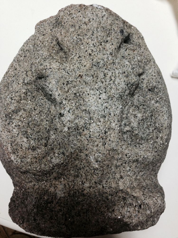 Pedra antiga com inscricao
