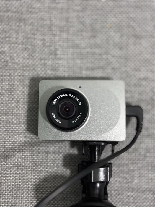 Wideorejestrator Xiaoyi Yi Dash Camera wraz z kartą micro ssd