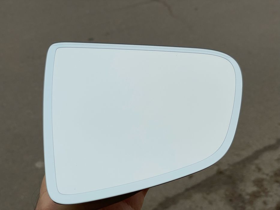 Зеркальний елемент Tesla Y, зеркало