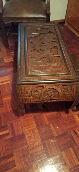 Mesa chinesa com bancos
