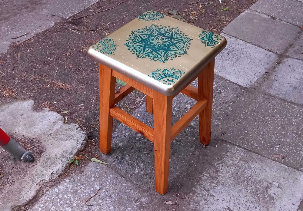 Solidny taboret Piękny stołek drewniany wys.46cm, blat 30x30cm
