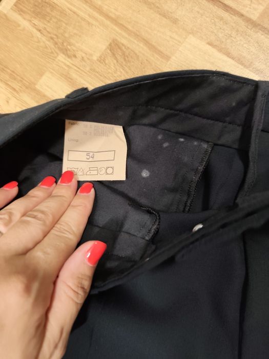 Fato verde escuro quase parece preto