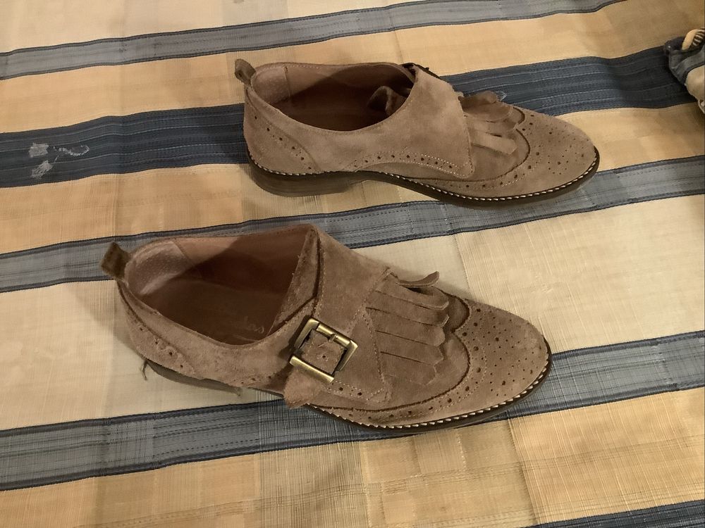 Sapatos em camurça bege a apertar com fivela
