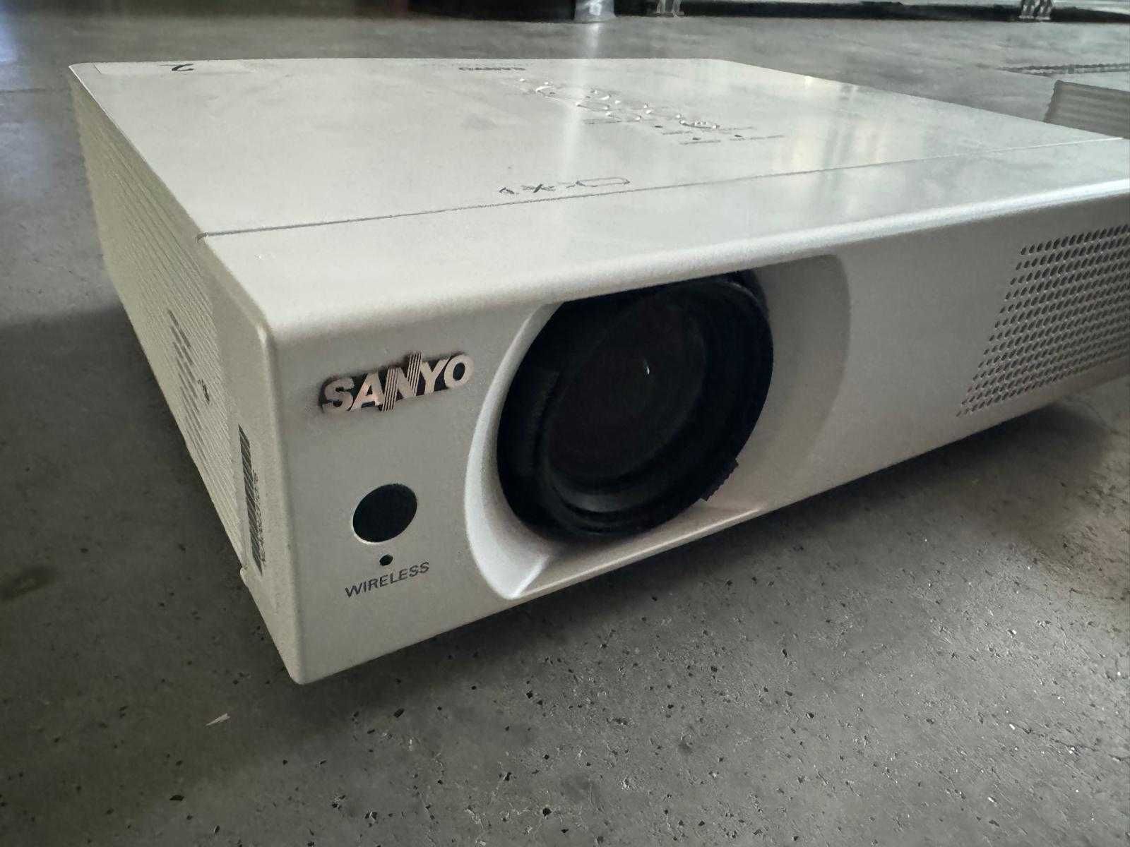 Rzutnik projektor Sanyo PLC-WXU700 telewizor