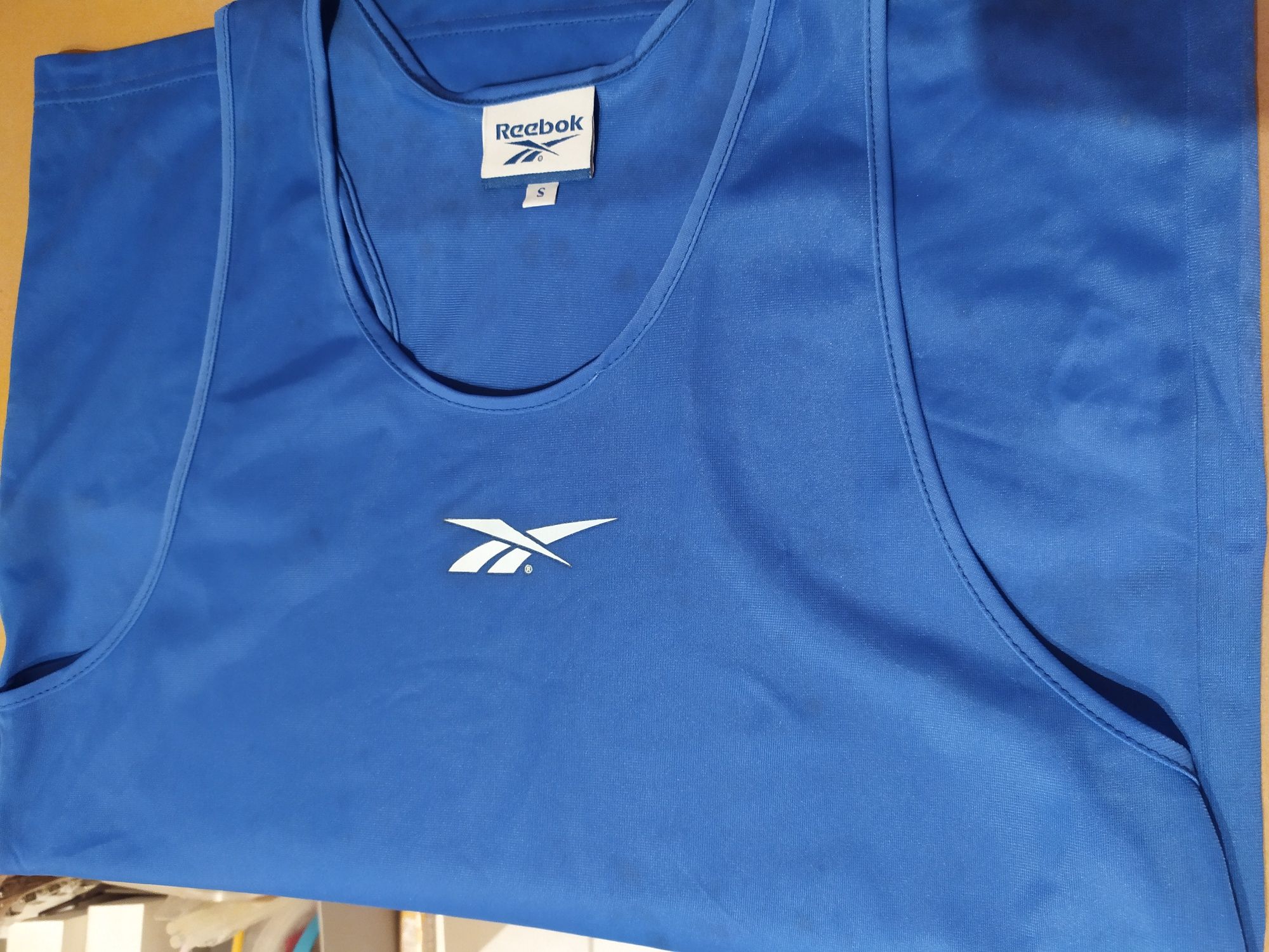 Blusa de desporto da Reebok,túnica da Lanidor e camiseiros