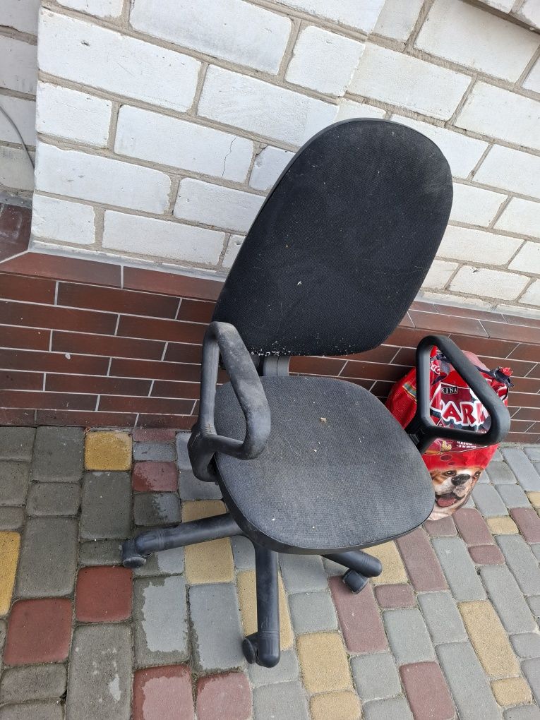 Стілець б.у старий.