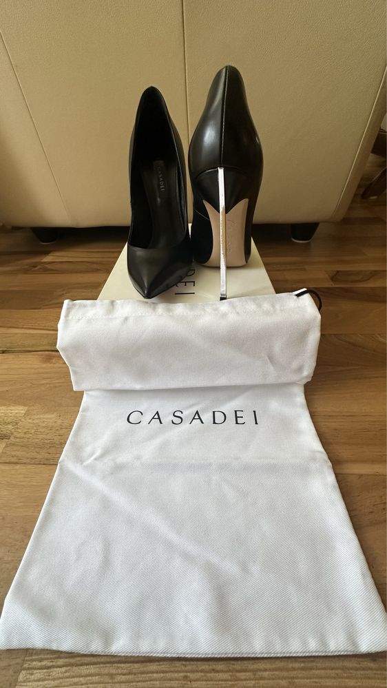 Czarne szpilki Casadei 38 do negocjajcji