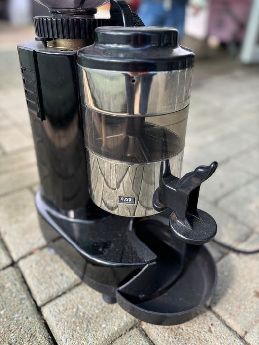 Moinho de café a funcionar