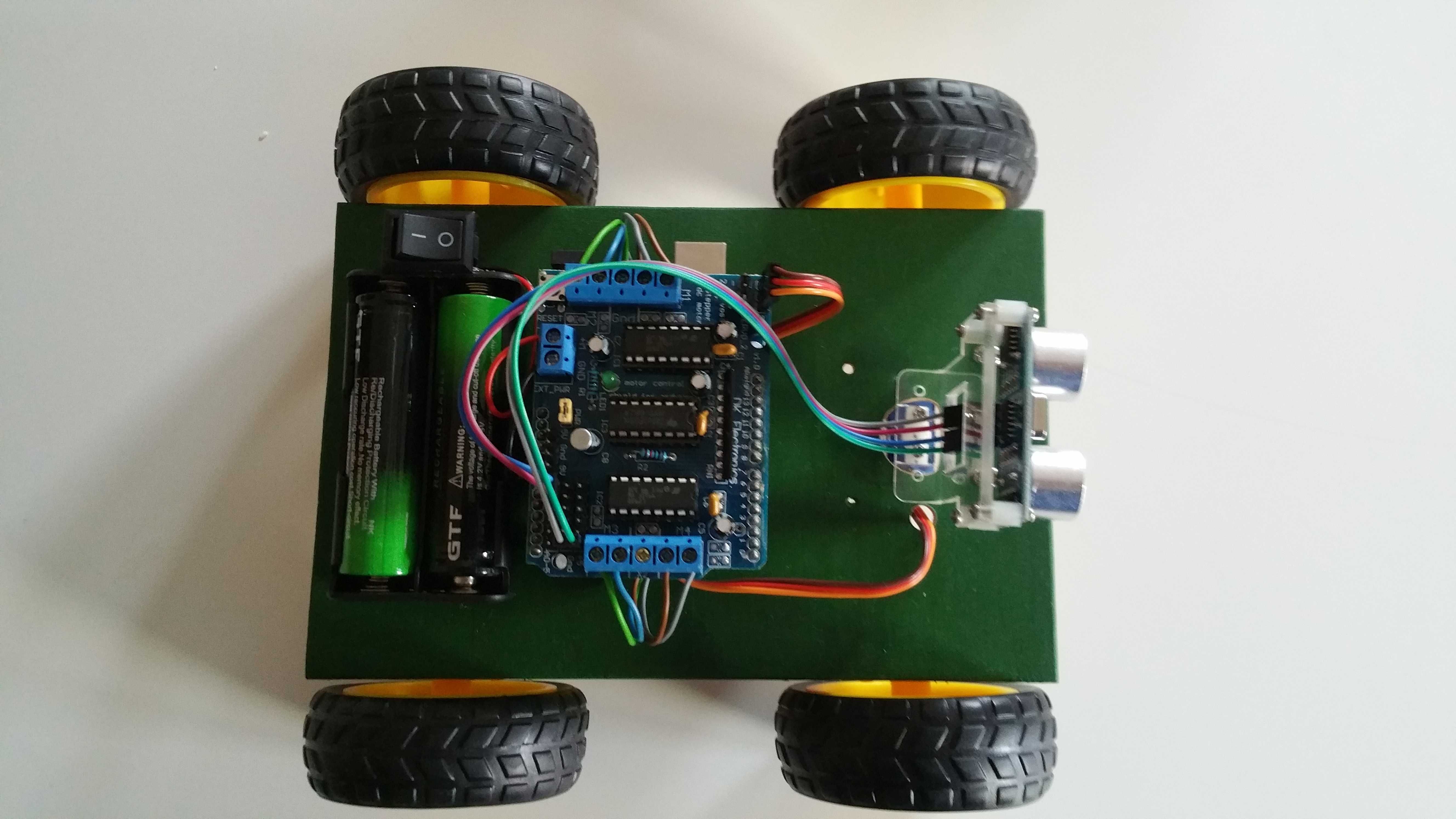 Carro Robot Educacional Arduino programado que evita obstáculos.