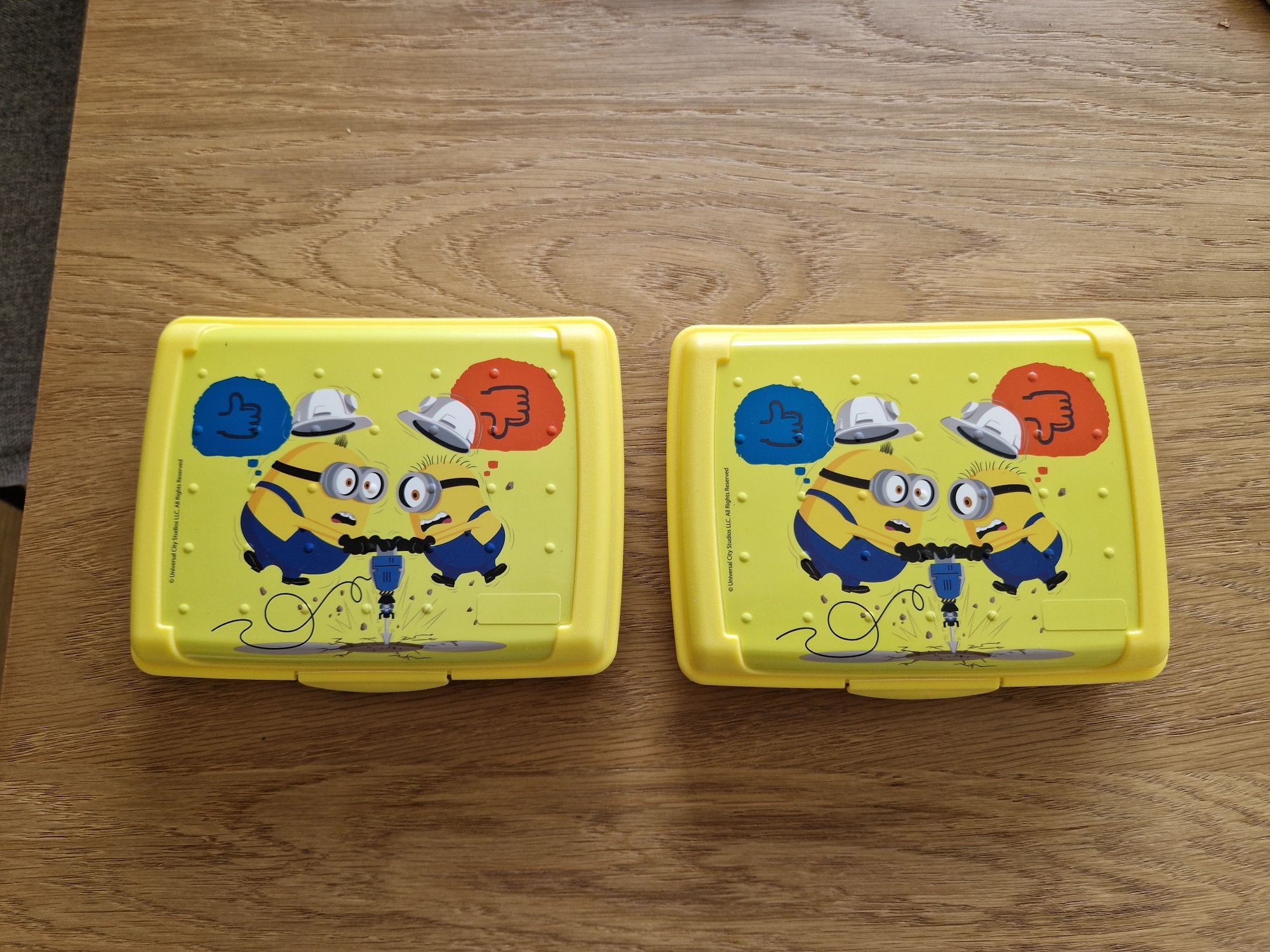 2 Zestawy minionków z 2 pojemnikami