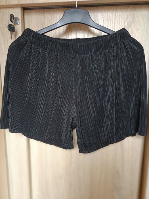 Krótkie czarne spodenki marki LINDEX