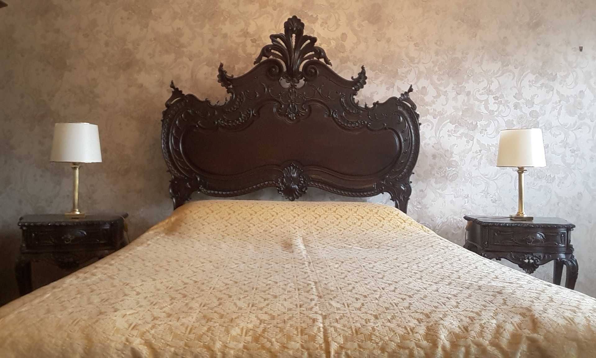Mobília de quarto de casal estilo Dão José em carvalho maciço.