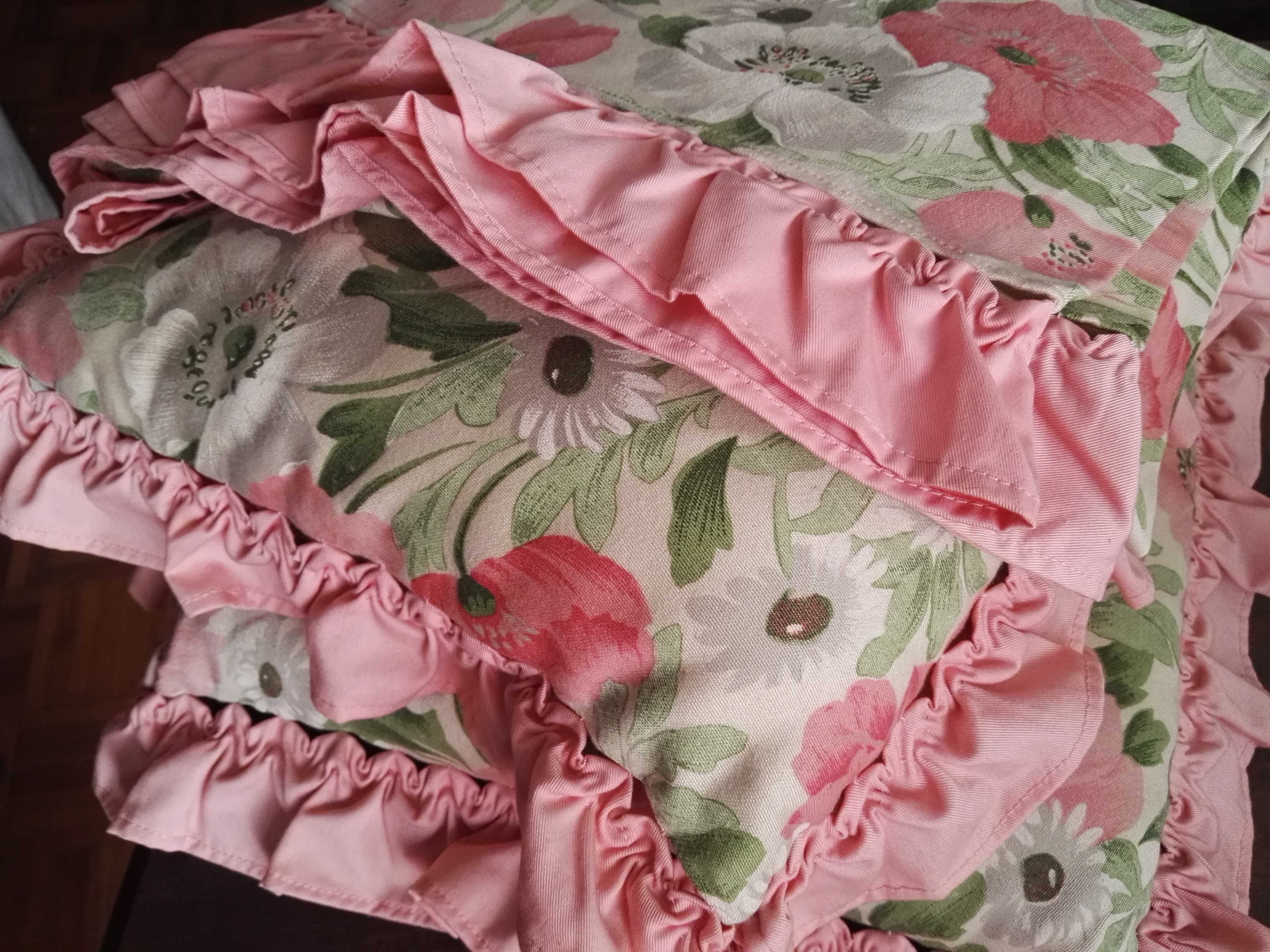 1 toalha e 2 almofadas em tecido floreado com folho rosa liso