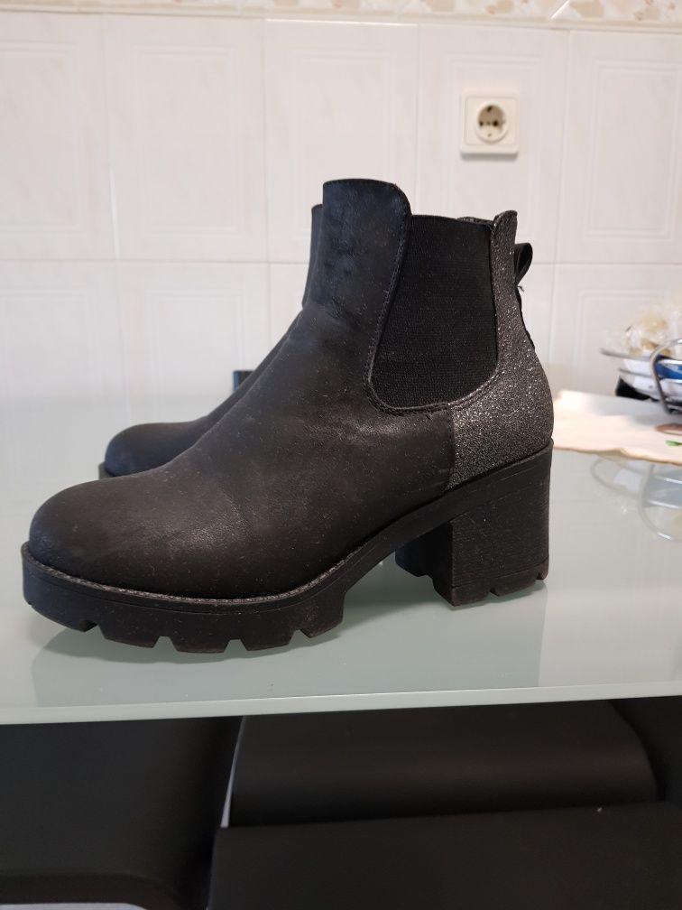 Botas pretas de mulher