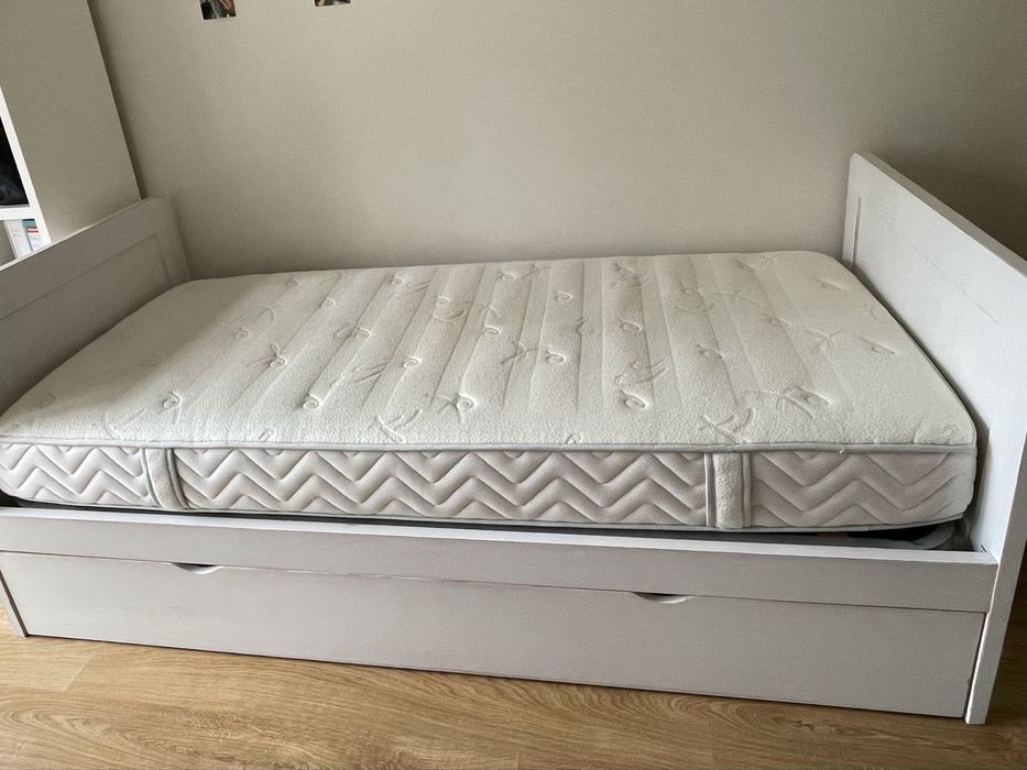Cama branca de solteiro em madeira maciça com estrado e colchão
