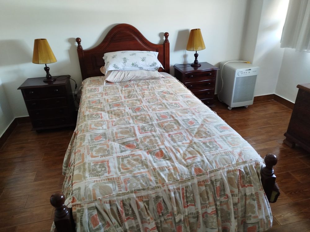 Cama de solteiro com colchao e mesas de cabeceira