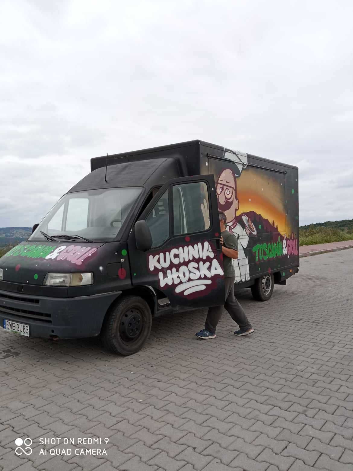 Food truck z pełnym wyposażeniem - Gotowy do działania!