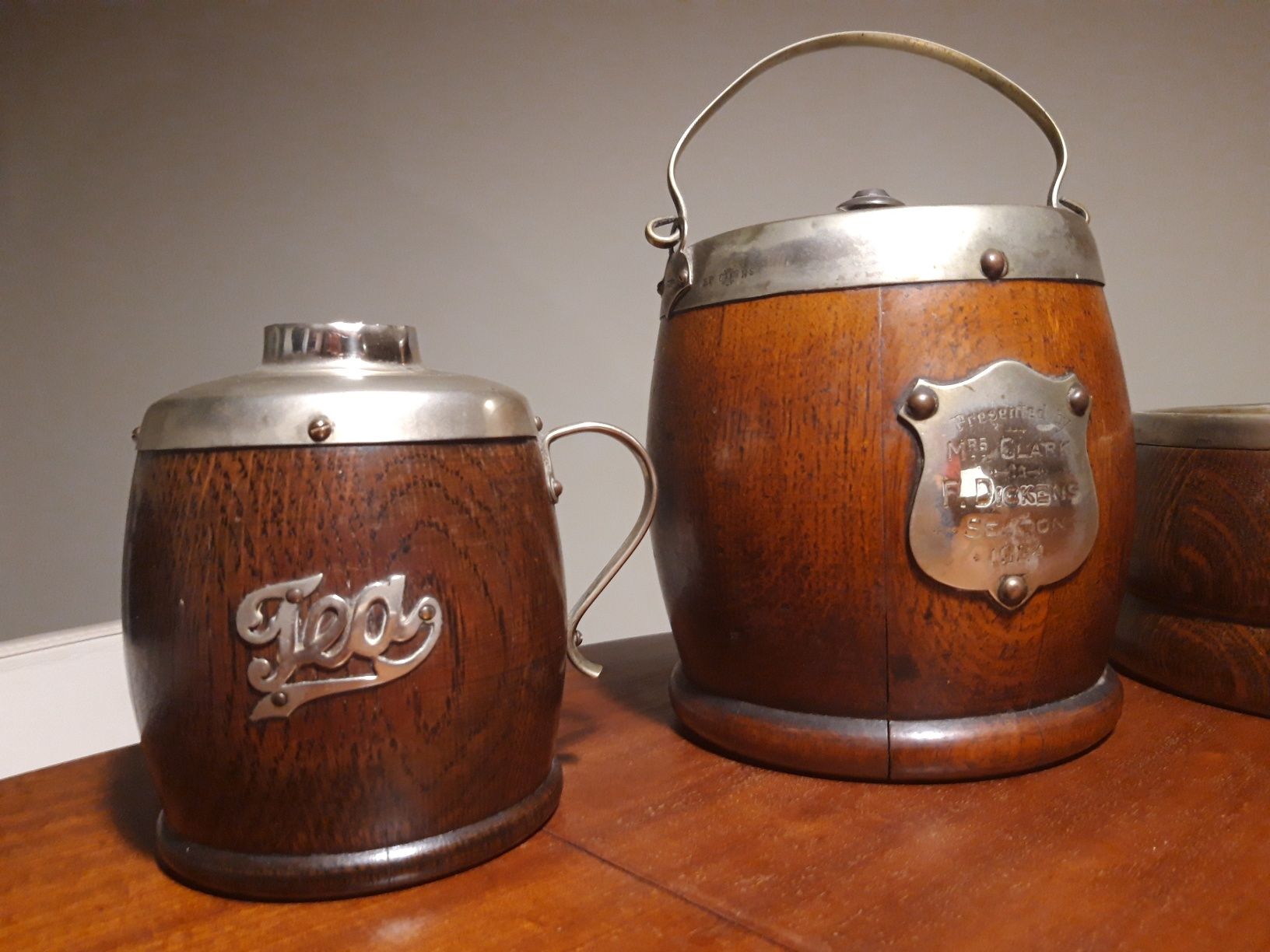 Antigo conjunto de recipientes britânicos de madeira com inscrições