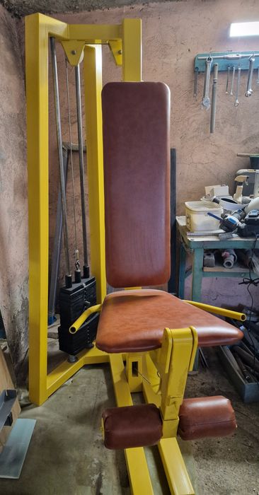 Maszyna do ćwiczenia czworogłowych uda