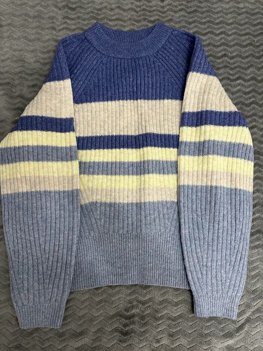 Стильний светр з гарним принтом