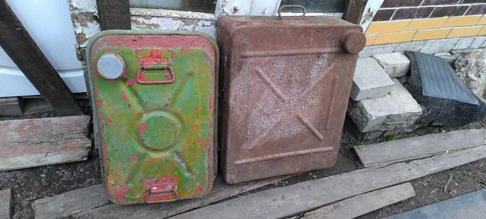 Продам металеві каністри на 40-50л