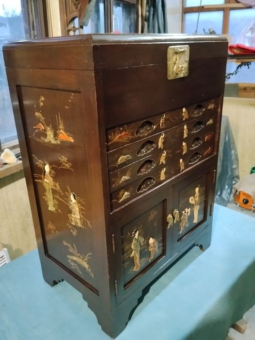 Антикварный комод.